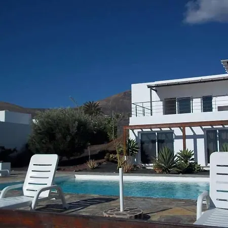 Sleeps 4 Pool Wifi Villa Mácher